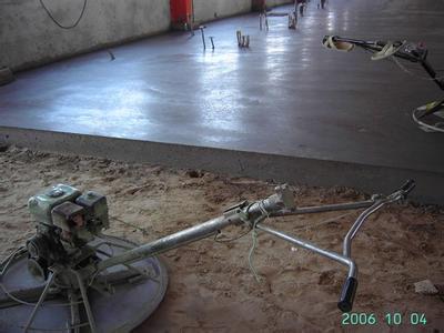 龙湖耐磨地坪施工中