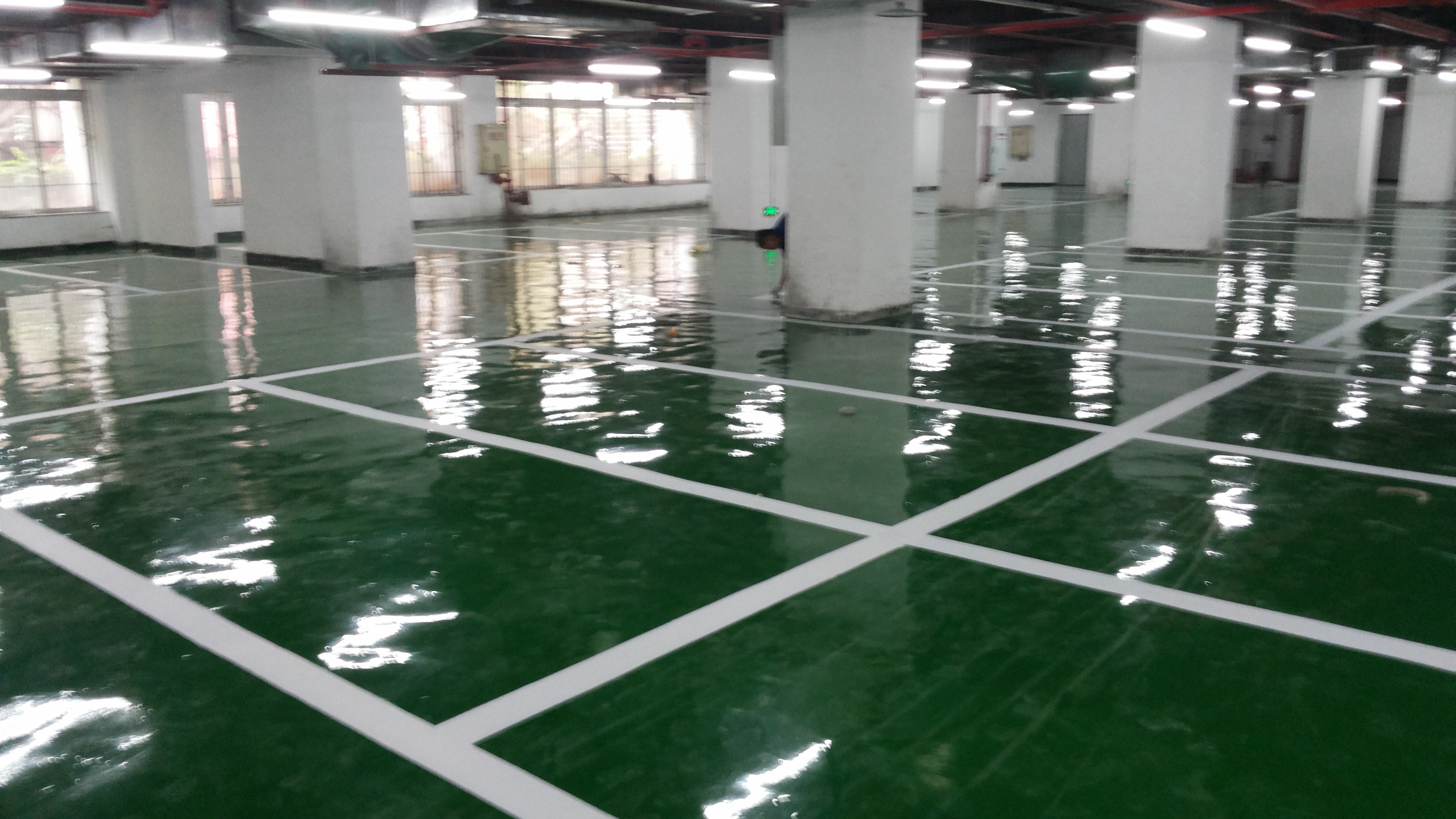 洪雅洞车库环氧地坪及划线施工