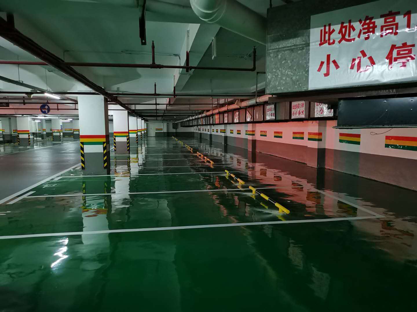 室内停车场地坪漆及交通安全设施项目项目完工