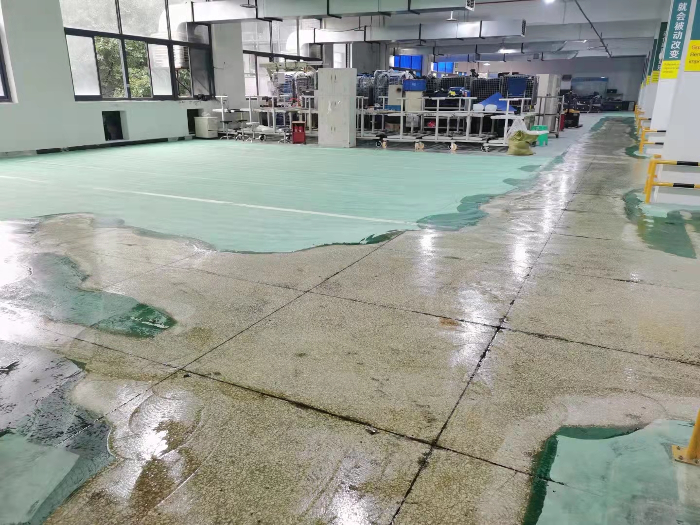 重庆和亚科技厂房地坪漆翻新施工中